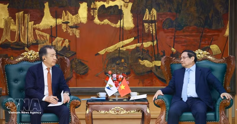 Le Premier ministre Pham Minh Chinh (droite) reçoit le président du Conseil de la Commission économique eurasiatique (CEE), Bakytzhan Sagintayev. Photo : VNA.