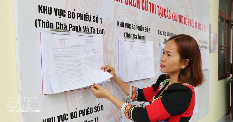 La liste électorale affichée publiquement au Comité populaire de la commune de Bac Ai Tay. Photo : VNA.