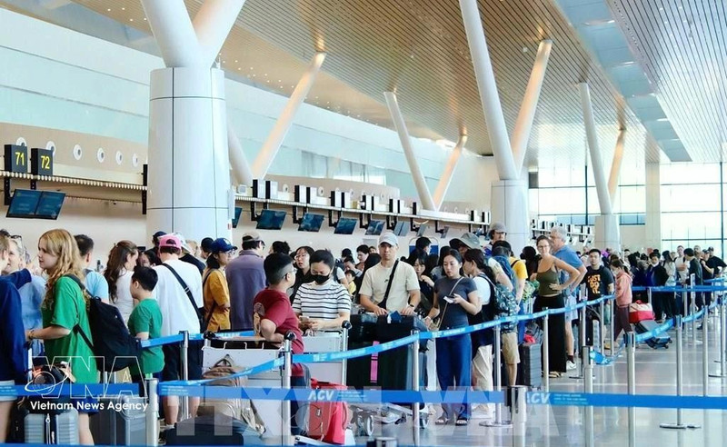 A l'aéroport de Tan Son Nhat. Photo : VNA.