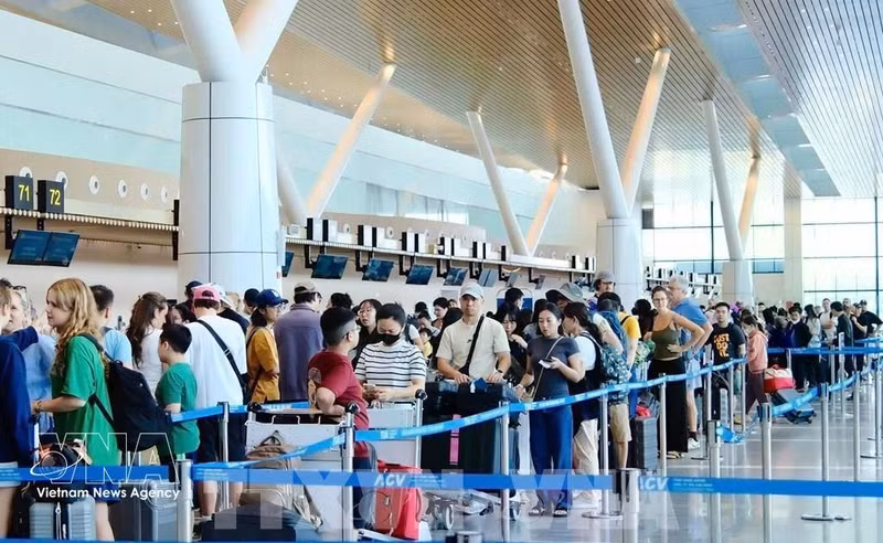 A l'aéroport de Tan Son Nhat. Photo : VNA.