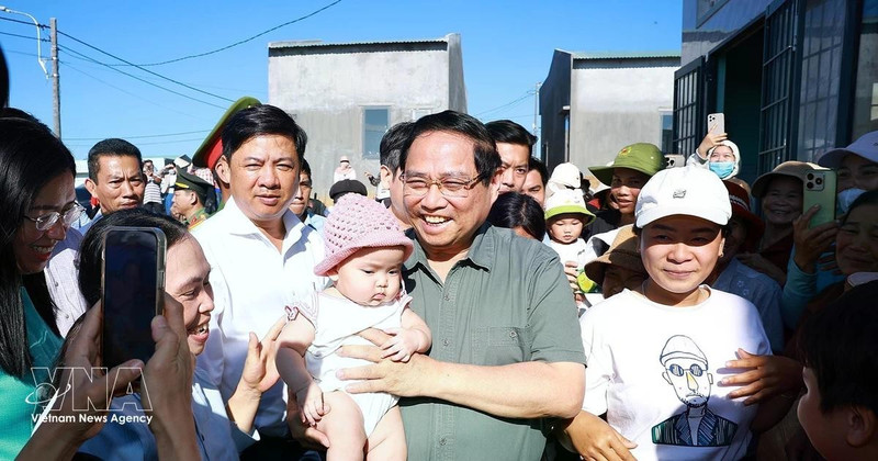 Le Premier ministre Pham Minh Chinh et des habitants. Photo : VNA.
