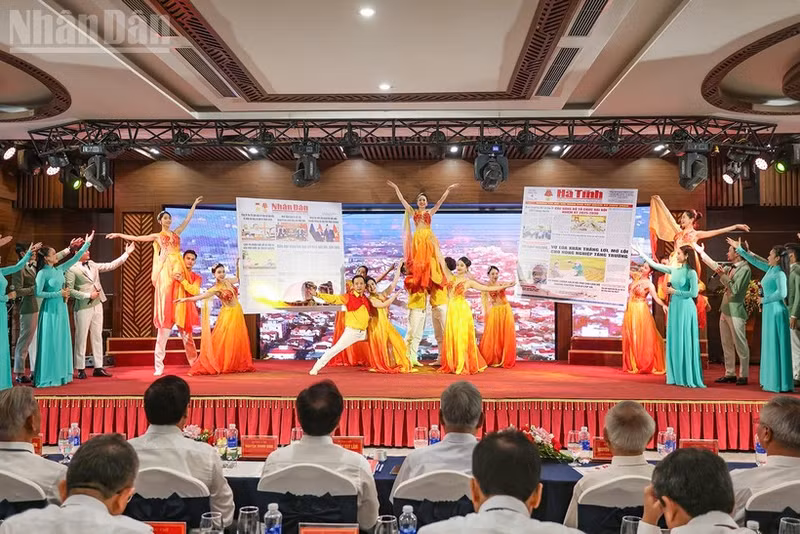 Un numéro artistique spécial présenté à l’occasion du 94ᵉ anniversaire de la Journée de la presse révolutionnaire vietnamienne. Photo : nhandan.vn