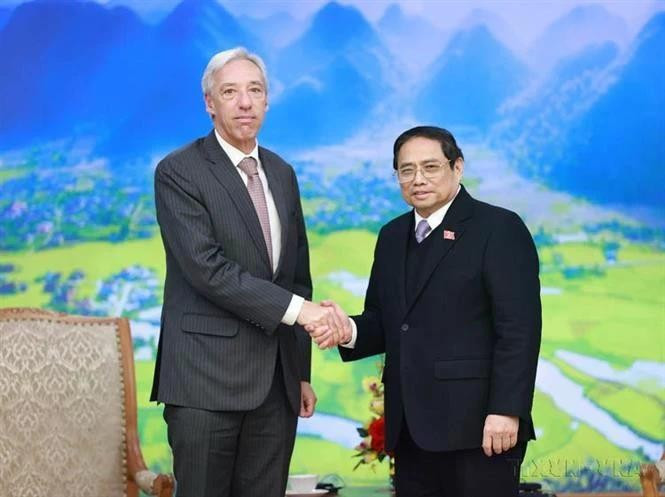 Le Premier ministre Pham Minh Chinh (droite) et le ministre des Affaires étrangères, João Gomes Cravinho. Photo : VNA.