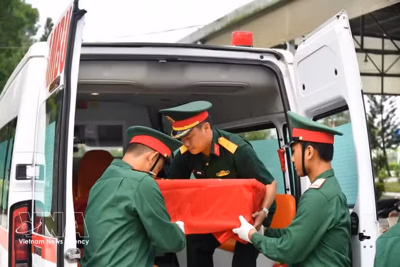 La ville de Can Tho a envoyé 670 échantillons prélevés sur des restes de martyrs non identifiés à l'Institut de médecine légale militaire de Hanoï pour des analyses ADN. Photo : VNA.