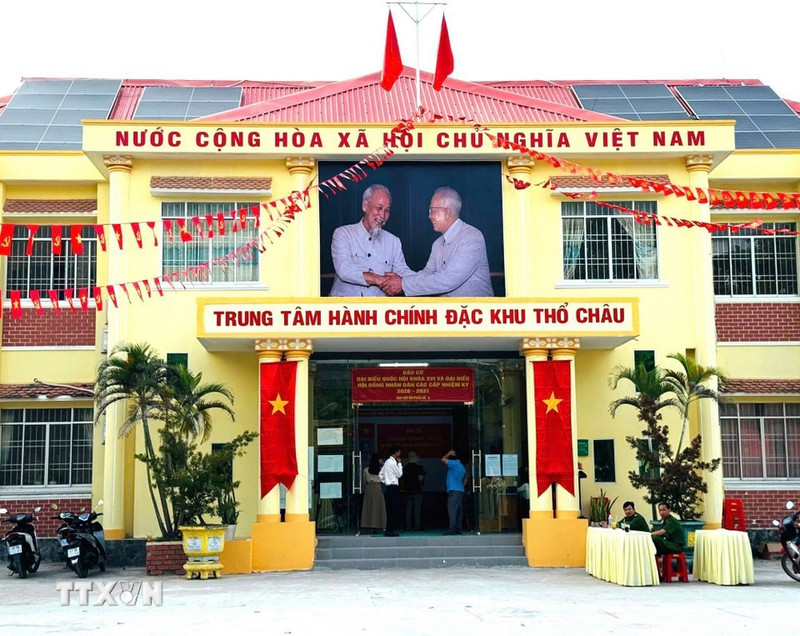 Sur la photo : le bureau de vote situé au Centre administratif de la zone spéciale de Tho Chau. Photo : VNA.
