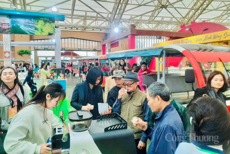 Le stand d’exposition des produits agricoles de Gia Lai est devenu une halte familière pour de nombreux visiteurs vietnamiens et étrangers. Photo: amp.congthuong.vn