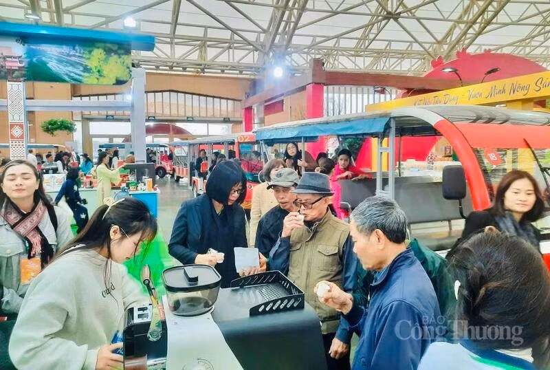 Le stand d’exposition des produits agricoles de Gia Lai est devenu une halte familière pour de nombreux visiteurs vietnamiens et étrangers. Photo: amp.congthuong.vn