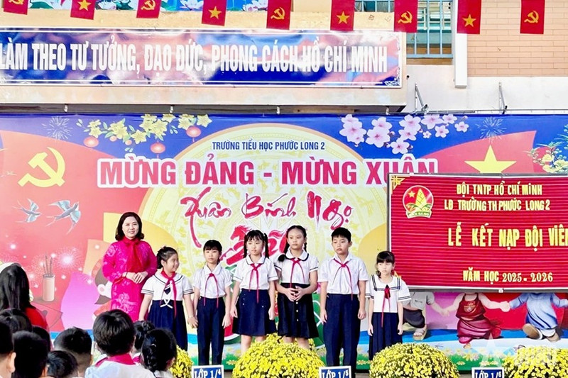 La directrice de l’école primaire Phuoc Long 2 et les élèves lors de la cérémonie d’adhésion à l’Organisation des Jeunes Pionniers. Photo : qdnd.vn