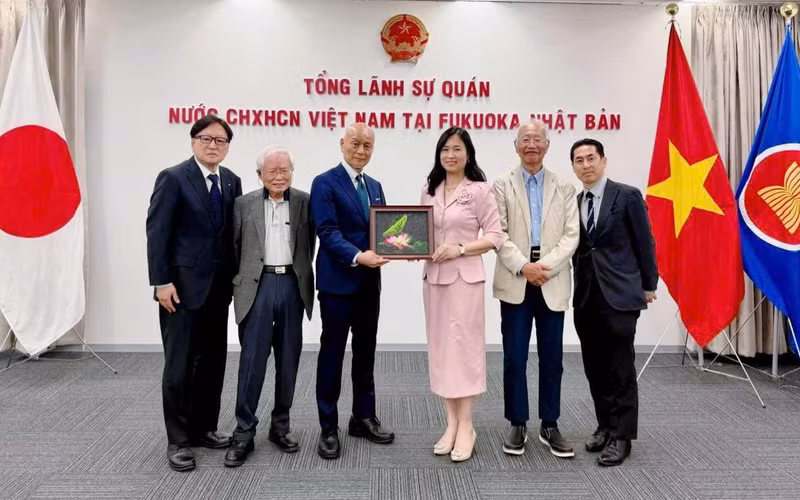 La consule générale Trinh Thi Mai Phuong reçoit et travaille avec une délégation de l’Association d’amitié Japon-Vietnam, section de Fukuoka. (Photo : Consulat général du Vietnam à Fukuoka)