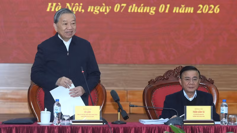 Le secrétaire général To Lam prend la parole lors de la séance de travail avec le Comité central des Politiques et Stratégies. Photo : nhandan.vn