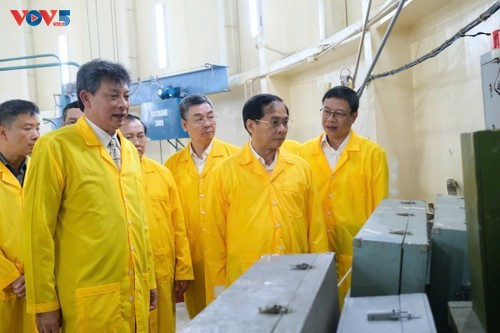 Le vice-Premier ministre Bui Thanh Son visite l’Institut de recherche nucléaire de Dà Lat. Photo : VOV.