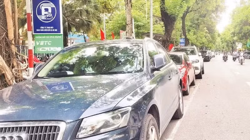 À partir du 1er juillet 2026, Hanoï met en œuvre le paiement électronique sans arrêt dans l'ensemble des parkings et des aires de stationnement pour automobiles autorisés de la capitale. Photo : nhandan.vn