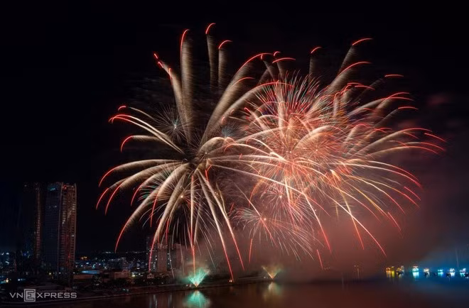 L'équipe chinoise a montré sa classe avec des feux d’artifice multidimensionnels aux couleurs changeantes. Photo: vnexpress.net