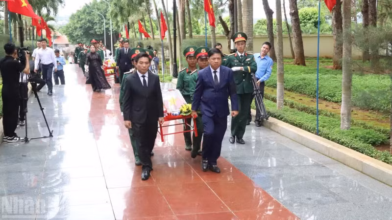 Le vice-président de l’Assemblée nationale, le général d’armée Nguyen Doan Anh, et le secrétaire du Comité provincial du Parti de Dak Lak, Luong Nguyen Minh Triet, accompagnent les martyrs vers leur dernière demeure.