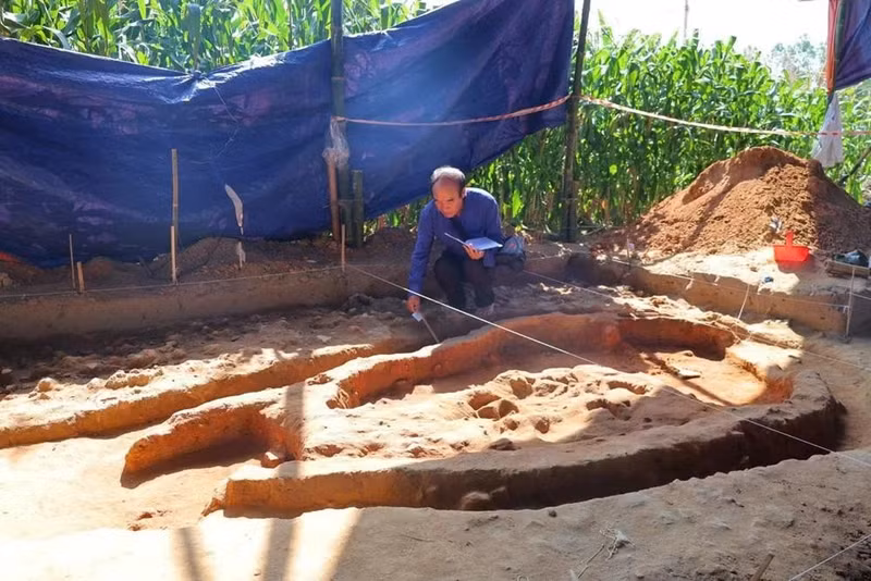 Un four de cuisson de tuiles datant approximativement des IIᵉ-IIIᵉ siècles découvert lors de la campagne de fouilles. (Source : journal Van Hoa)