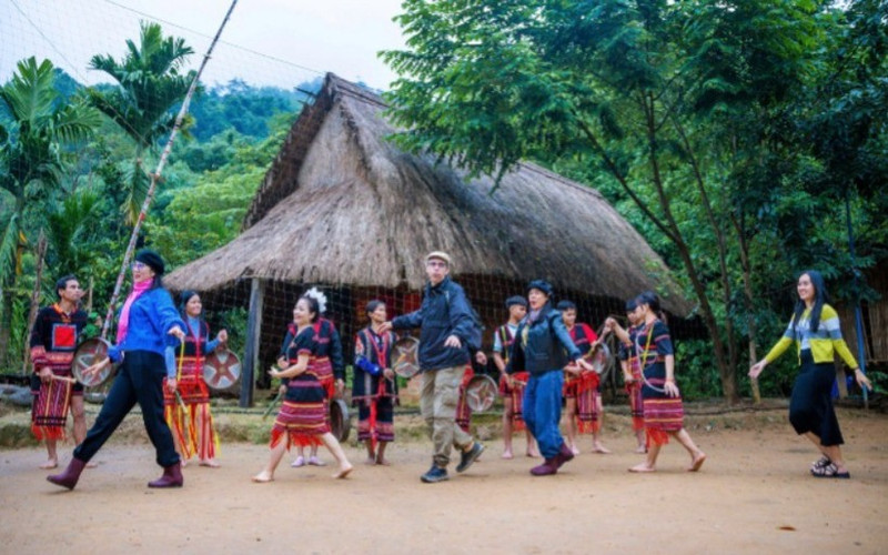 Les visiteurs découvrent le tourisme communautaire au village de Cheng Tong, hameau 1, commune de Tra Cang, district de Nam Tra My. Photo: nhandan.vn