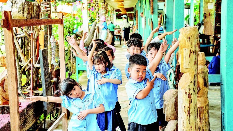 Des enfants s’amusent dans le village de Cui Lu, quartier Hoi An Tay, ville de Da Nang. Photo : nhandan.vn