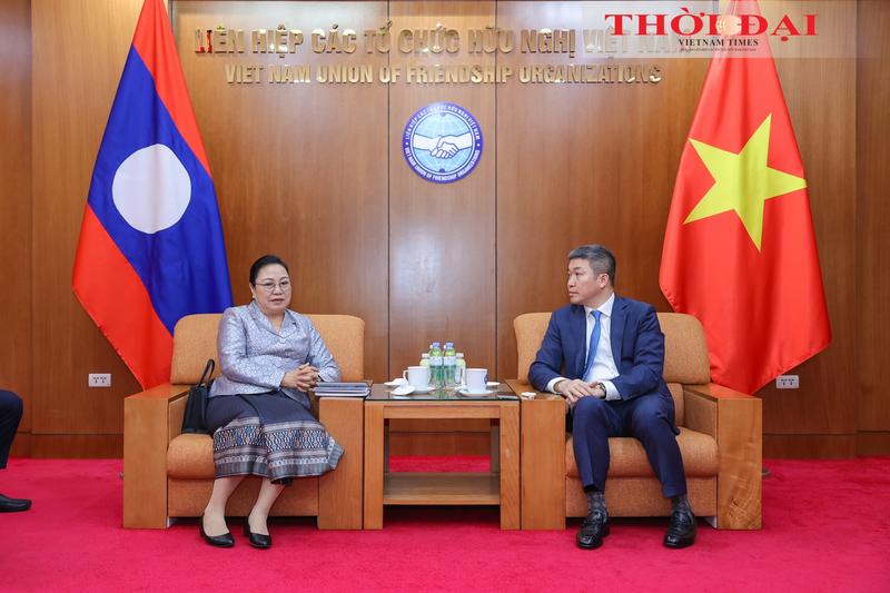 Le président de l’Union des organisations d’amitié du Vietnam, Phan Anh Son (à droite) et l’ambassadrice du Laos au Vietnam, Khamphao Ernthavanh (à gauche). Photo : thoidai.com.vn