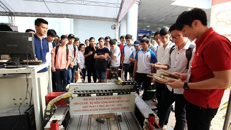 Le produit Machine de fraisage à 4 axes BK CIM - CNC, conçu par l’Institut de Mécanique, Département de Technologie de fabrication mécanique de l’Université Polytechnique de Hanoï, est exposé à l’Exposition des réalisations scientifiques et technologiques organisée à l’occasion de l’anniversaire de la fondation de l’université. Photo : VNA