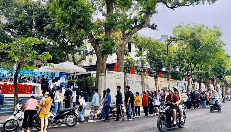 Dans le cadre de la campagne de communication marquant le 135e anniversaire de la naissance du Président Ho Chi Minh, de nombreux lecteurs de la génération Z ont fait la queue pour recevoir le numéro spécial du Journal Nhân Dân. Photo : nhandan.vn 