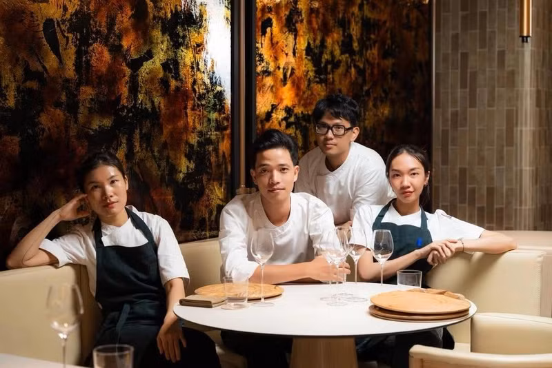 L’équipe de direction et les chefs du restaurant Upstairs. Photo : Michelin Guide.