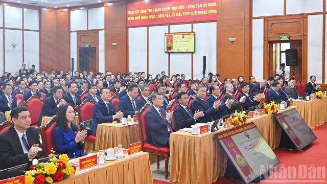 Le secrétaire général To Lam, accompagné des dirigeants et anciens dirigeants du Parti et de l’État, ainsi que des délégués, a assisté au Congrès du Comité du Parti du Bureau central du Parti pour le mandat 2025-2030. Photo : nhandan.vn 