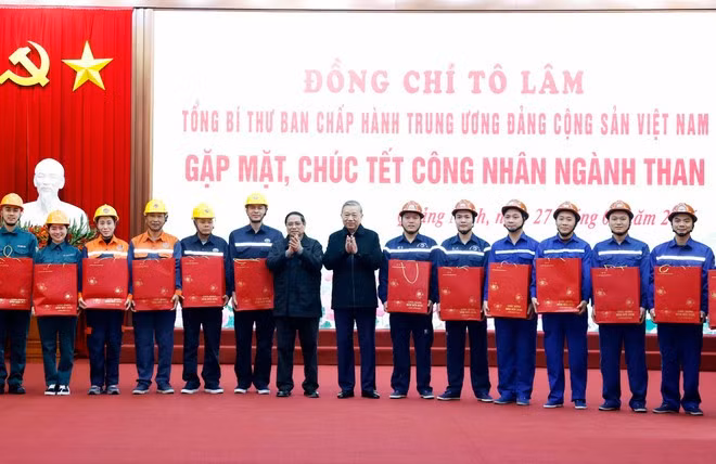 Le secrétaire général du Parti To Lam et le Premier ministre Pham Minh Chinh remettent des cadeaux à des ouvriers. Photo : VNA