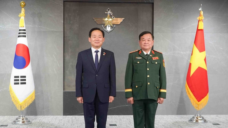 Le lieutenant-général Hoang Xuan Chien, vice-ministre de la Défense nationale et vice-ministre de la Défense nationale de R. de Corée, Lee Doo Hee. (Photo fournie par le ministère de la Défense nationale)