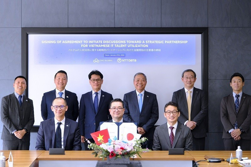 Cérémonie de signature du protocole d’accord en vue d’un partenariat stratégique tripartite entre NTT Data, NTT Data Vietnam et CMC Global. Photo: nhandan.vn