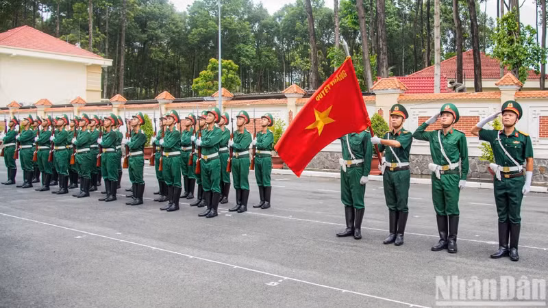 Les soldats du Bataillon 180, relevant de l’État-major de la Région militaire 7, s’entraînent intensivement aux formations de la garde d’honneur et à la cérémonie de levée du drapeau dans le cadre du programme artistique « La Patrie dans les cœurs ». Photo : nhandan.vn