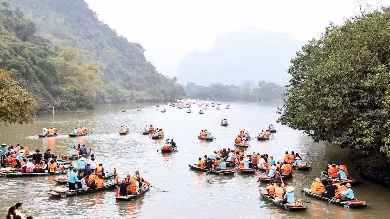 Ninh Binh a accueilli plus de 2 millions de visiteurs à l’occasion des voyages de printemps de 2026, avec un chiffre d’affaires estimé à 2 406 milliards de dôngs. Photo : nhandan.vn