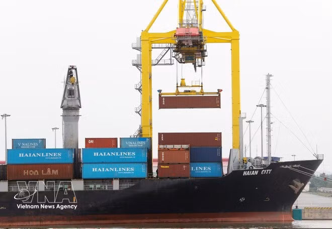 Manutention de marchandises à l’export et à l’import au port MPC de Hai Phong. Photo: VNA