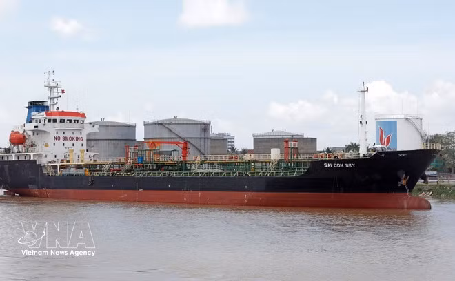 Réception de carburants dans un dépôt au port de Hai Phong. Photo: VNA