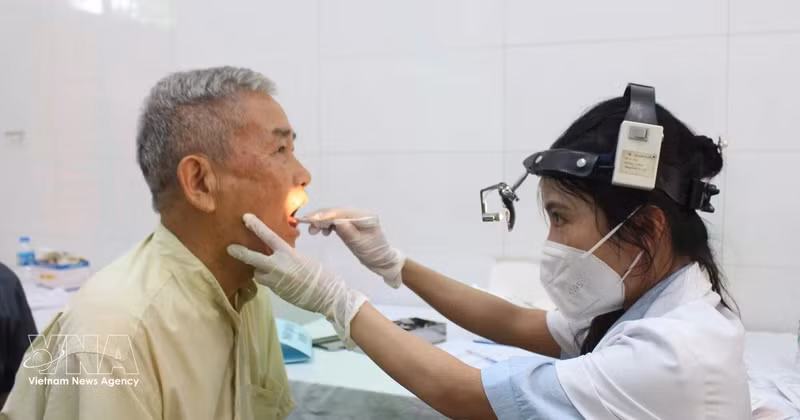 Les personnes âgées subissent un examen complet des oreilles, du nez et de la gorge. Photo : VNA.