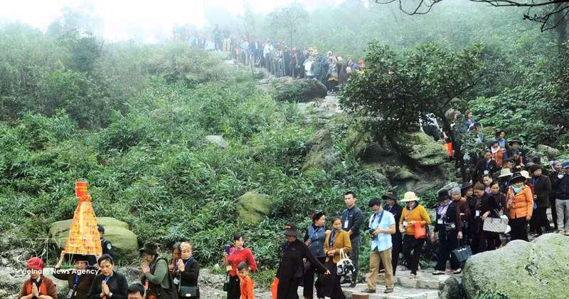 Les pèlerins en route pour Tây Yên Tu. Photo : VNA.