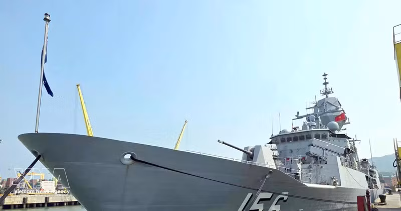 Le navire HMAS Toowoomba de la marine australienne accoste au port de Tien Sa. Photo: VNA