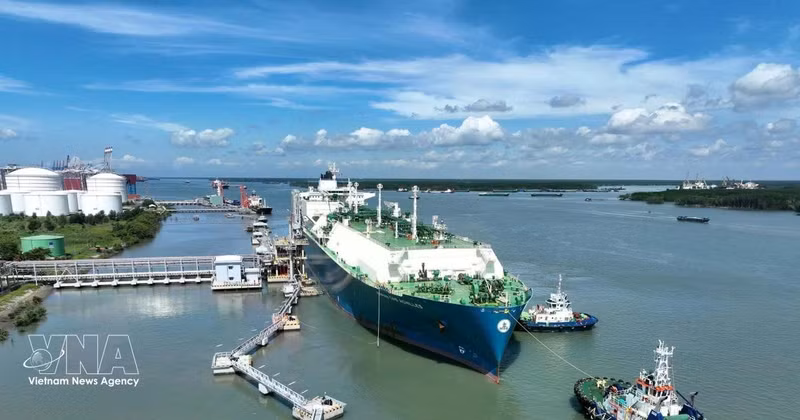 Un navire transportant du GNL accoste au terminal LNG de Thi Vai pour importer du gaz naturel liquéfié et renforcer l’approvisionnement énergétique du marché intérieur. Photo: VNA