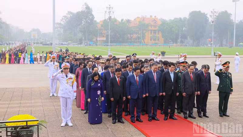 Les dirigeants du Parti et de l’État ainsi que les députés ont observé un moment de recueillement solennel à la mémoire du président Ho Chi Minh. Photo: nhandan.vn