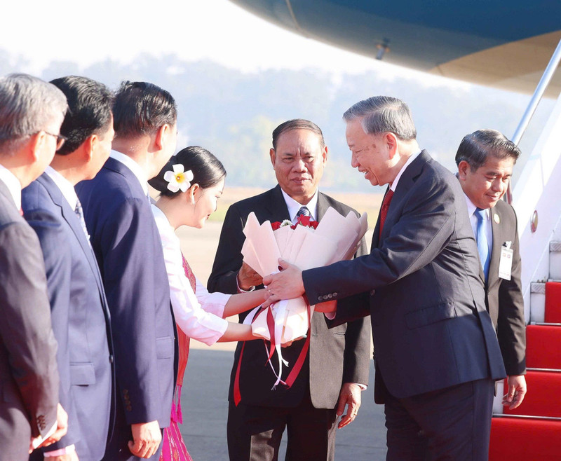 Le secrétaire général du Parti To Lam est arrivé à Vientiane, entamant sa visite au Laos. Photo : VNA.