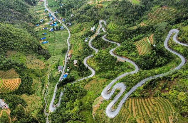 La route menant au plateau karstique de Dong Van. Photo: baovanhoa