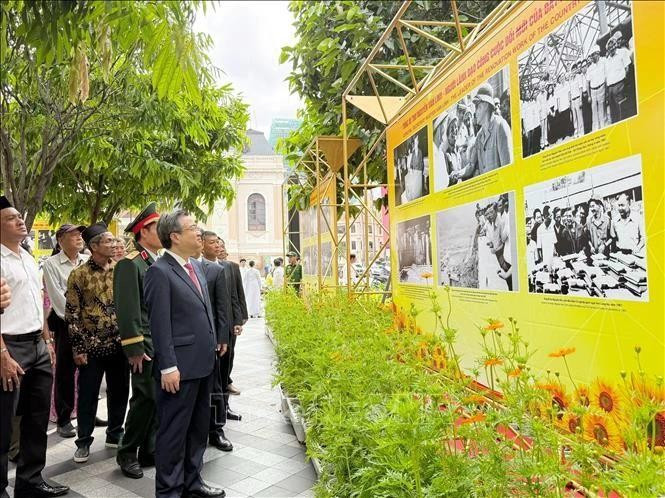 Exposition photographique intitulée "Camarade Nguyen Van Linh - Leader résolu et innovant de la révolution vietnamienne" à Hô Chi Minh-Ville. Photo : VNA.