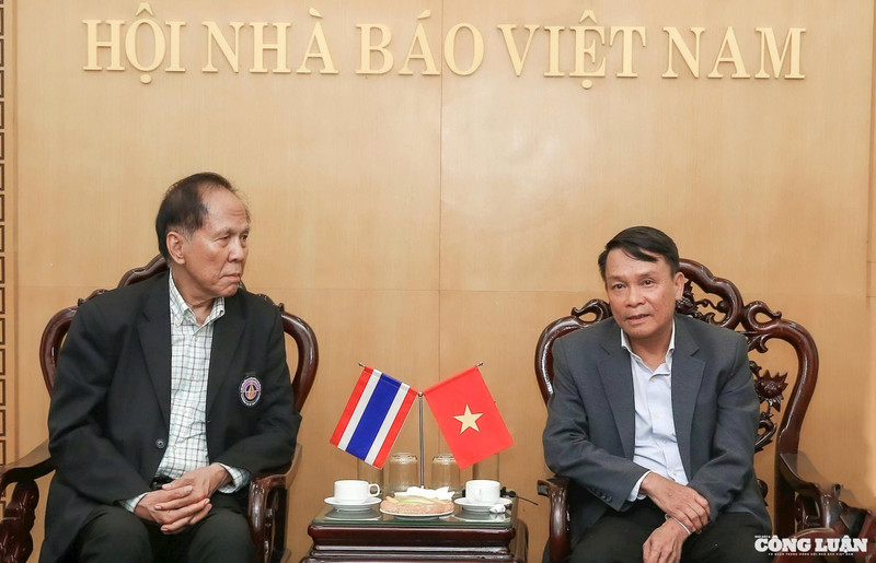 Le vice-président permanent de l’Association des Journalistes du Vietnam, Nguyen Duc Loi (à droite) et le président de la Fédération et de l’Association des Journalistes de Thaïlande, Nakorn Veerapravati (à gauche) lors de la rencontre. Photo : congluan.vn