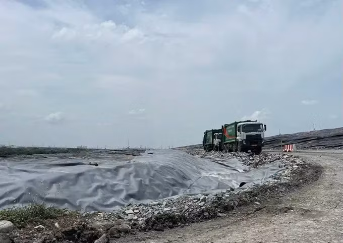 Vue de la zone de traitement des déchets de Da Phuoc, dans la commune de Hung Long, à Ho Chi Minh-Ville. Photo : SGGP Zalo Facebook Twitter Impression Copy link 