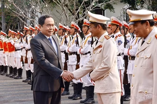 Le président de l'Assemblée nationale, Trân Thanh Mân, rend visite à la police de la ville de Cân Tho dans l'après-midi du 20 janvier 2025. Photo: VNA