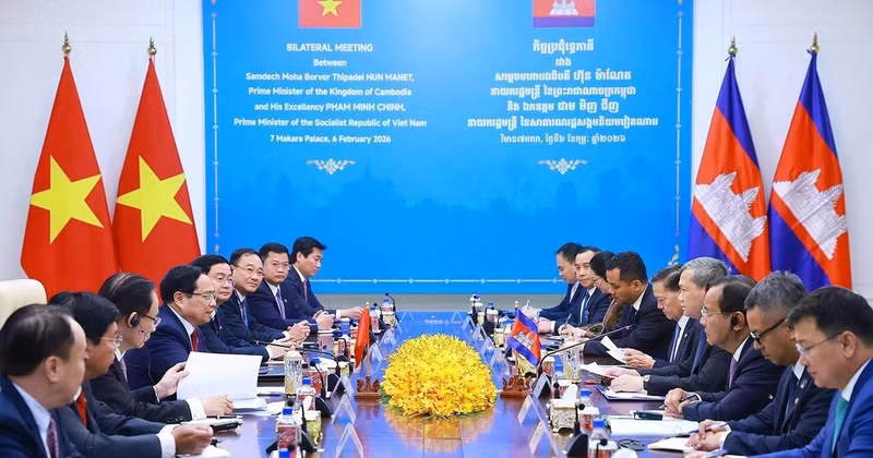 Le Premier ministre vietnamien Pham Minh Chinh s’est entretenu, le 6 février à Phnom Penh, avec son homologue cambodgien Hun Manet. Photo : VNA.
