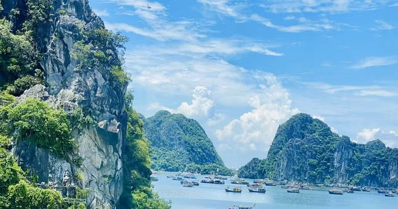 Loin de la course effrénée aux "check-ins" d'autrefois, les voyageurs recherchent désormais des expériences plus profondes, en lien avec la nature, la culture et le bien-être. Photo : VNA.