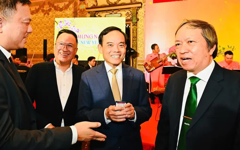 Tran Luu Quang, membre du Bureau politique et secrétaire du Comité du Parti de Hô Chi Minh-Ville, lors de la rencontre avec les missions étrangères à l’occasion du Nouvel An et de la réception célébrant le printemps de l'année du Cheval 2026. Photo : baoquocte.vn