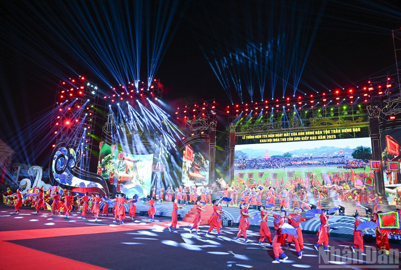 Une représentation artistique ouvre le programme. Photo: nhandan.vn