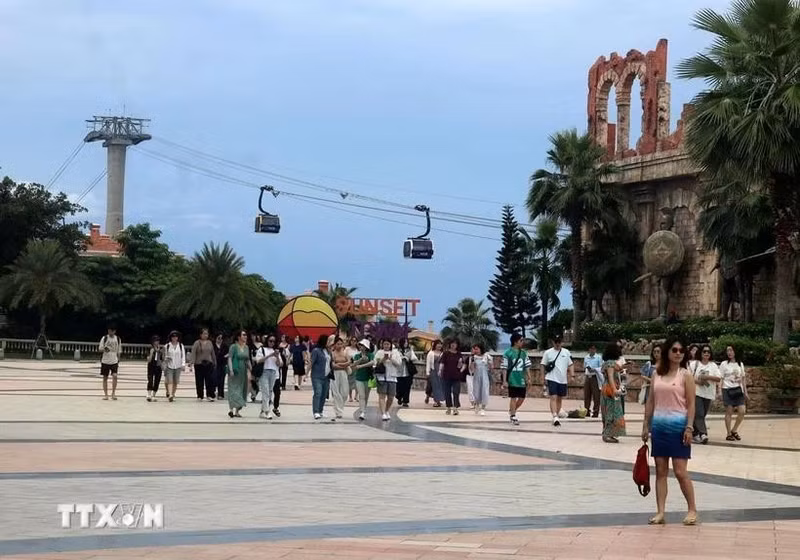 Des touristes visitent et empruntent le téléphérique Hon Thom à Phu Quoc. Photo : VNA.