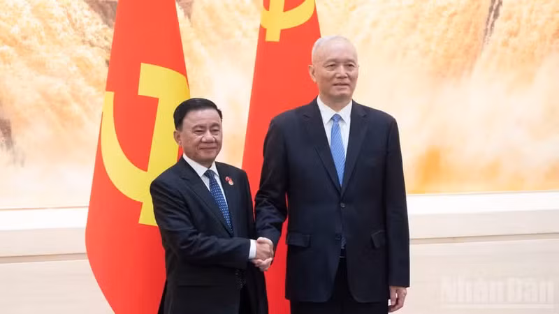 Le permanent du Secrétariat du Comité central Tran Cam Tu avec Cai Qi, membre du Comité permanent du Bureau politique, secrétaire du Secrétariat et directeur du Bureau général du Comité central du Parti communiste chinois. Photo: nhandan.vn